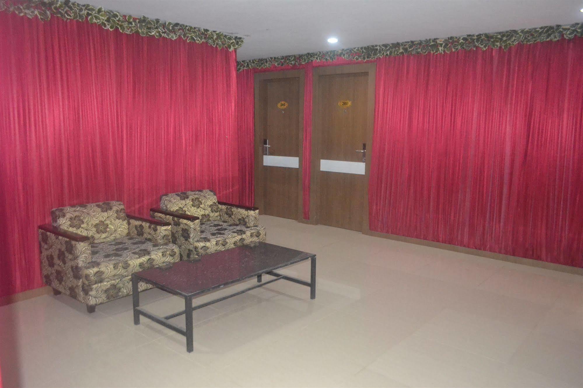Oyo 2574 Z Suites Hotel Medan Exterior foto